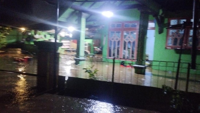 Banjir di Probolinggo setinggi 1 meter rendam pemukiman warga