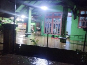 Banjir 1 Meter di Tongas Probolinggo, Warga Terpaksa Mengungsi