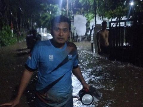Banjir di Probolinggo Banjir di Probolinggo setinggi 1 meter rendam pemukiman warga