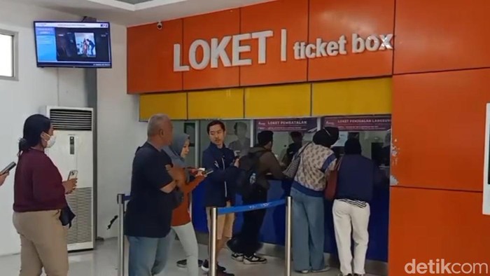 Suasana Stasiun Pekalongan di mana penumpang melakukan refund buntut banjir yang melanda, Sabtu (17/1/2026).