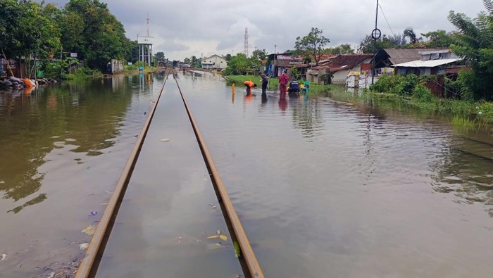 KAI Batalkan 23 Perjalanan Kereta Api Hari Ini Imbas Banjir Pekalongan