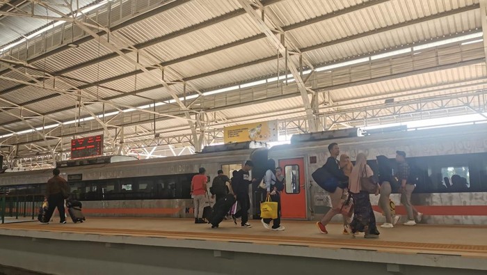 Calon penumpang KA yang terimbas banjir di petak jalan Stasiun Pekalongan-Stasiun Sragi di Stasiun Purwokerto, Sabtu (17/1/2026).