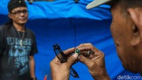 Pengunjung memeriksa barang yang akan dibeli di kawasan Jatinegara, Jakarta, Sabtu (17/1/2026).