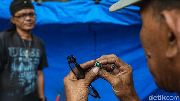 Pengunjung memeriksa barang yang akan dibeli di kawasan Jatinegara, Jakarta, Sabtu (17/1/2026).