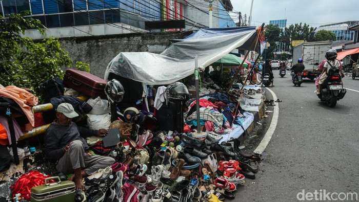 Pengunjung memeriksa barang yang akan dibeli di kawasan Jatinegara, Jakarta, Sabtu (17/1/2026).