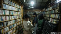 Deretan lapak Pasar Loak Jatinegara di sepanjang Jalan Jatinegara Timur menjadi magnet bagi pemburu barang unik, kolektor antik, hingga generasi muda.