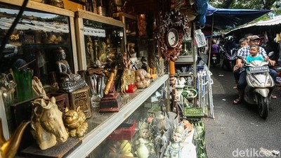 Berburu Harta Karun di Pasar Loak Jatinegara