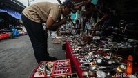 Di pasar ini, barang bekas kerap dipandang sebagai “harta karun” yang masih memiliki nilai.