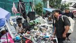 Berburu Harta Karun di Pasar Loak Jatinegara