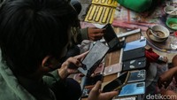 Barang-barang lawas seperti radio kaset, televisi hitam-putih, dan guci antik kini menjadi incaran belanja kreatif anak muda.