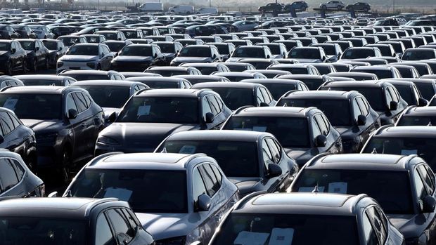 Mobil-mobil baru, termasuk kendaraan listrik buatan China dari perusahaan BYD. REUTERS/Yves Herman/File Photo