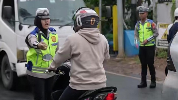Polisi Pelototi Jalan Lebak Bulus Tiap Hari Cegah Pengendara Lawan Arah