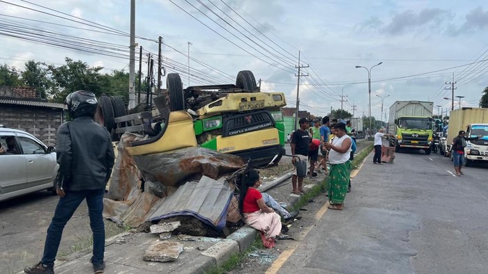Dump truck di Arteri Mojokerto terbalik menewaskan sopirnya