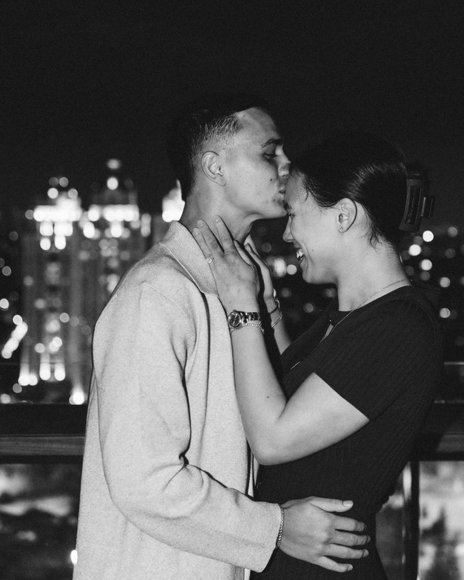 Eliano Reijnders telah lama diketahui berpacaran dengan Marciana Rathna. Baru-baru ini, pemain timnas naturalisasi itu pun melamarnya.Foto: Instagram