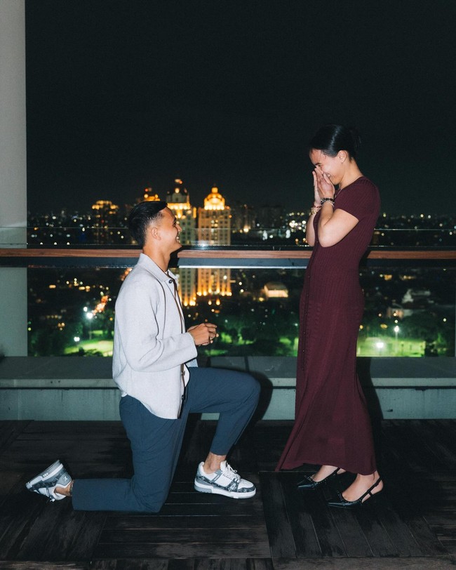 Dalam foto yang diunggah di Instagram, Eliano membagikan bagaimana ia berlutut di depan Marciana di sebuah hotel mewah beberapa hari lalu. Foto: Instagram