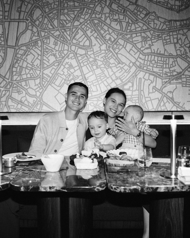 Setelah melangsungkan prosesi lamaran yang romantis, Eliano dan Mariana merayakannya bersama kedua anak mereka.  Foto: Instagram