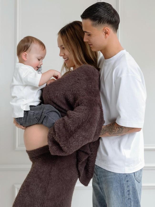 Tak hanya sama-sama keturunan Indonesia, pasangan ini juga datang dari bidang olahraga. Istri pemain Versatile tersebut diketahui merupakan atlet karate.  Foto: Instagram