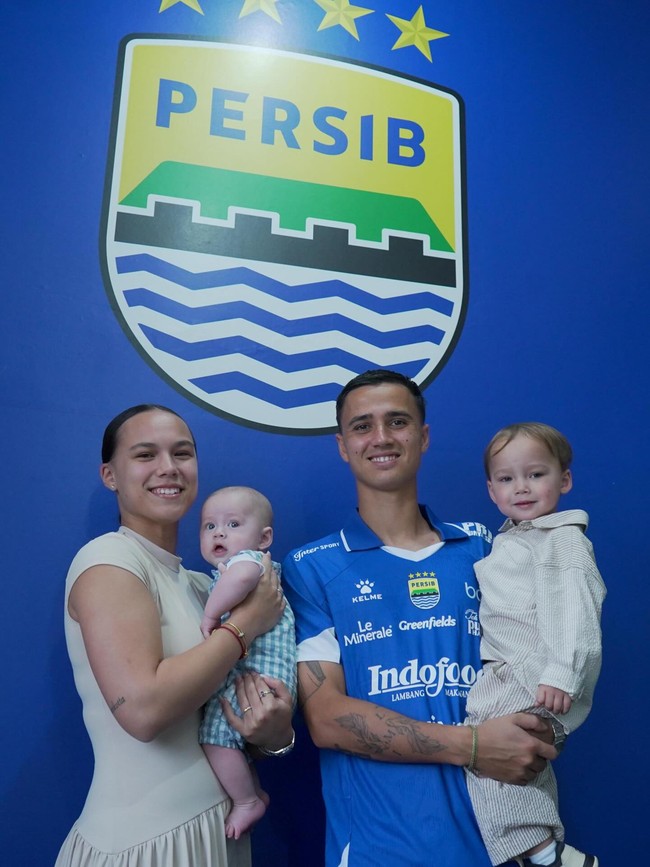 Bersama Marciana, pemain naturalisasi itu telah memiliki dua anak yakni Louay Reijnders berusia dua tahun sedangkan Isairo Reijnders lahir akhir tahun lalu. Foto: Instagram