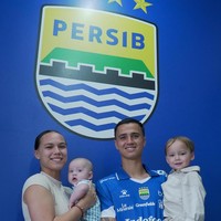 Bersama Marciana, pemain naturalisasi itu telah memiliki dua anak yakni Louay Reijnders berusia dua tahun sedangkan Isairo Reijnders lahir akhir tahun lalu. Foto: Instagram
