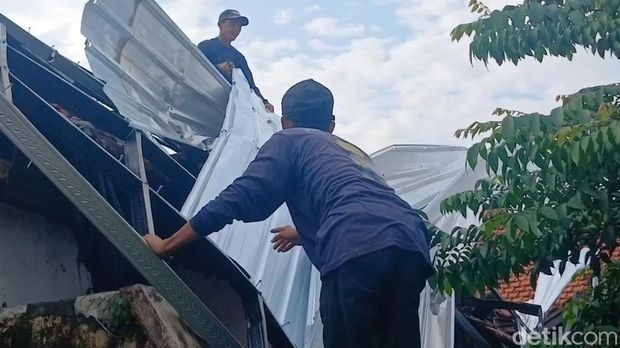 Empat Kecamatan di Probolinggo Diterjang Puting Beliung, Lebih 20 Rumah Rusak