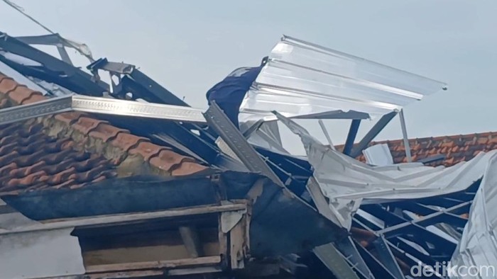 Warga Probolinggo Bersih-bersih Usai Puting Beliung Melanda 20 Rumah