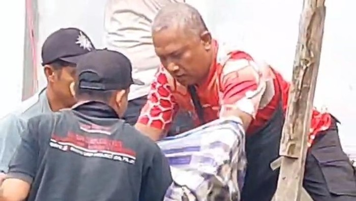 Evakuasi bocah kelas V SD tewas kesetrum usai kail nyangkut di kabel listrik.