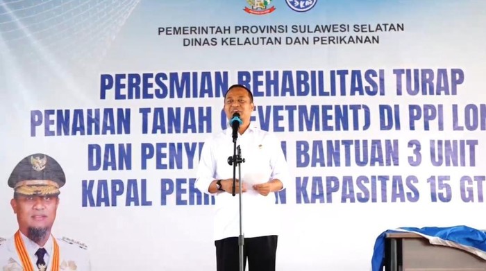 Gubernur Sulsel Beri Bantuan 2 Kapal Nelayan Usai Resmikan PPI Lonrae Bone