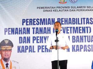 Gubernur Sulsel Beri Bantuan 2 Kapal Nelayan Usai Resmikan PPI Lonrae Bone