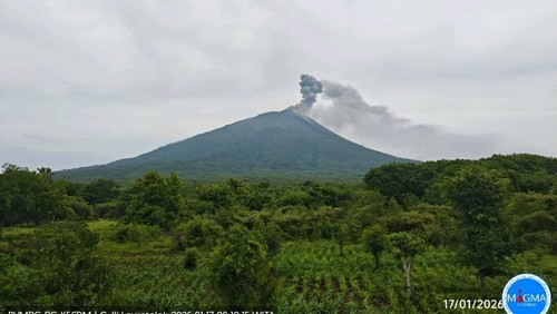 Gunung Ile Lewotolok di Kabupaten Lembata, NTT, meletus pagi ini dengan ketinggian 500 meter di atas puncak, Sabtu (17/1/2026), pukul 09.09 Wita.