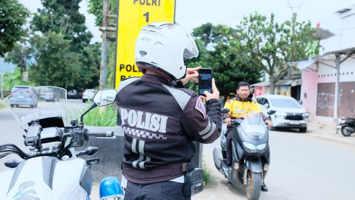 Pelanggar Lalu Lintas Bisa Difoto Pakai HP, Polisi Gunakan ETLE Handheld