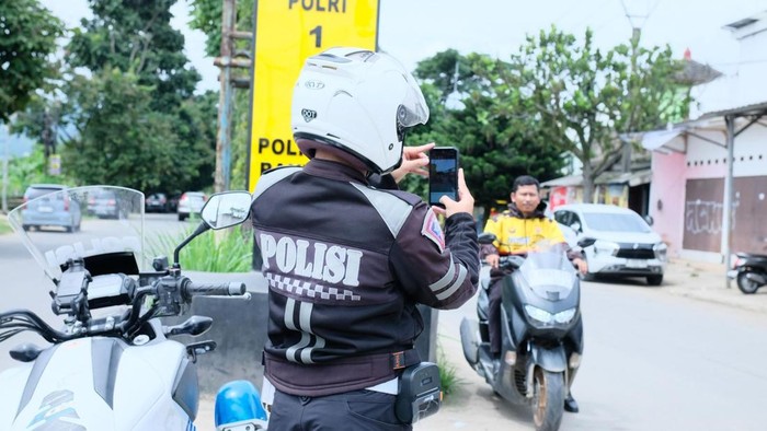 Siap-siap! Polisi di Bandung Kini Tilang Pelanggar Pakai HP