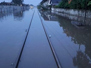 Jalur KA Pekalongan - Sragi Terendam Banjir, 7 KA Tertahan