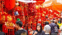 Toko pernak-pernik Imlek memenuhi Kawasan Glodok Pancoran, Taman Sari, Jakarta Barat, Sabtu (17/1/2026). 