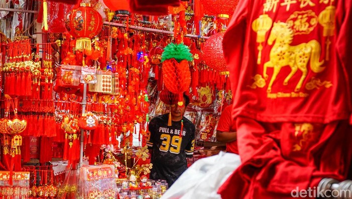 Toko pernak-pernik Imlek memenuhi Kawasan Glodok Pancoran, Taman Sari, Jakarta Barat, Sabtu (17/1/2026).