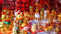 Mendekati perayaan Imlek, Glodok kembali menjadi tujuan utama masyarakat untuk berburu pernak-pernik khas Imlek. Kawasan ini dikenal sebagai pusat perbelanjaan Imlek yang telah bertahan puluhan tahun.