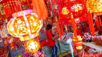 Berbagai kebutuhan Imlek terlihat memadati area, mulai dari pakaian, hiasan dan dekorasi, pohon imitasi, hingga amplop angpau. Suasana kawasan semakin mencolok dengan dominasi warna merah dan emas.