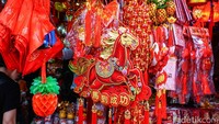 Pada tahun ini, umat Tionghoa merayakan Imlek dengan shio Kuda Api. Beragam suvenir bertemakan kuda pun turut dijajakan, mulai dari pakaian, angpau, hingga patung hias.