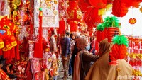 Aktivitas jual beli pun berlangsung ramai di kawasan tersebut.