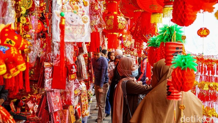 Toko pernak-pernik Imlek memenuhi Kawasan Glodok Pancoran, Taman Sari, Jakarta Barat, Sabtu (17/1/2026).