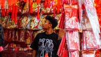 Sejumlah pengunjung terlihat memilih dan membeli pernak-pernik Imlek yang dijual di sepanjang trotoar Jalan Pancoran, Glodok. 