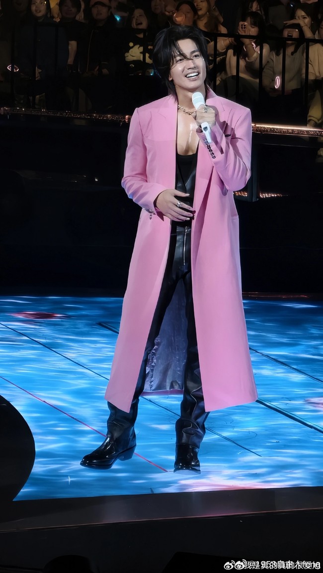 Dalam salah satu penampilannya, Jerry Yan tampil dengan pakaian pink yang membuatnya dijuluki idola paling awet muda di industri hiburan.  Foto: Weibo
