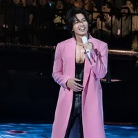 Dalam salah satu penampilannya, Jerry Yan tampil dengan pakaian pink yang membuatnya dijuluki idola paling awet muda di industri hiburan.  Foto: Weibo