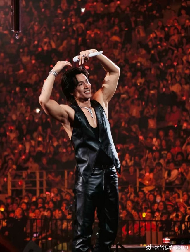 Sepanjang konser, Jerry juga memberi ‘fan service’ bak idol KPop, seperti kedipan mata, finger heart, dan ciuman di udara. Foto: Weibo