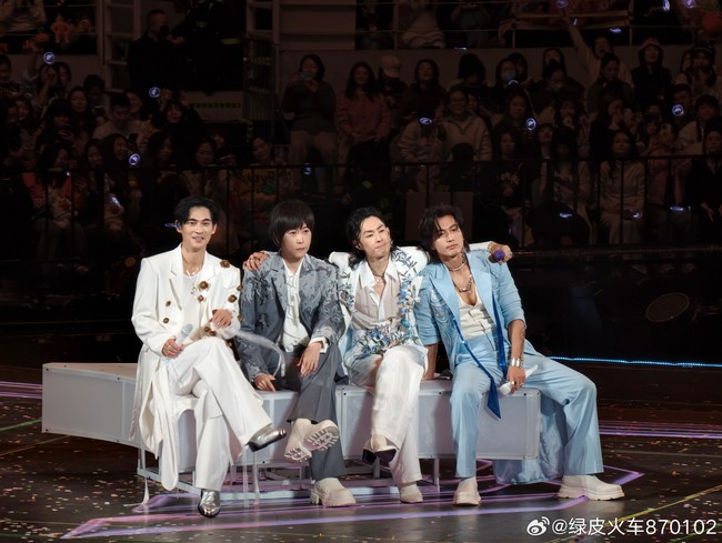 Setelah sukses memulai tur reuni F4 ‘F☆FOREVER City of Stars’ di Shanghai, Jerry Yan dan ketiga rekannya menyapa fans di Chengdu, China, beberapa waktu lalu. Pesona pria 49 tahun itu kembali jadi sorotan selama tiga hari konser. Foto: Weibo