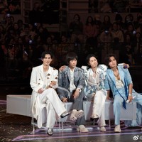 Setelah sukses memulai tur reuni F4 ‘F☆FOREVER City of Stars’ di Shanghai, Jerry Yan dan ketiga rekannya menyapa fans di Chengdu, China, beberapa waktu lalu. Pesona pria 49 tahun itu kembali jadi sorotan selama tiga hari konser. Foto: Weibo