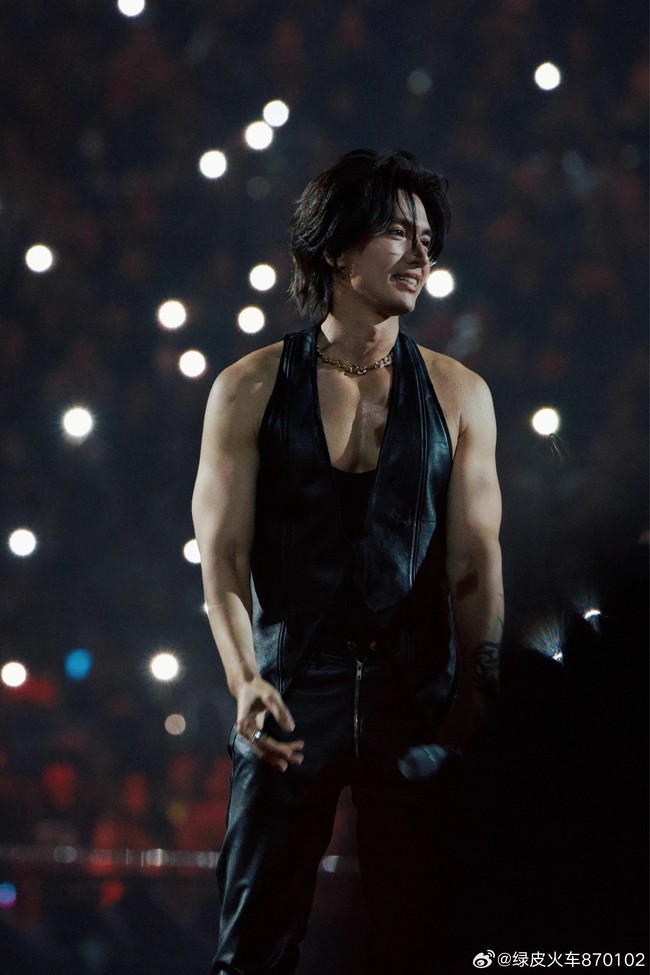 “Seorang pria paruh baya yang baru berusia 49 tahun tapi masih memiliki rambut panjang ala Jepang dan wajah tampan,” dan “Dia tampak seperti berusia awal 30-an, dengan garis rahang yang tajam dan mata yang penuh emosi, seperti pria muda yang sedang jatuh cinta,” tulis netizen. Foto: Weibo