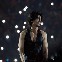 “Seorang pria paruh baya yang baru berusia 49 tahun tapi masih memiliki rambut panjang ala Jepang dan wajah tampan,” dan “Dia tampak seperti berusia awal 30-an, dengan garis rahang yang tajam dan mata yang penuh emosi, seperti pria muda yang sedang jatuh cinta,” tulis netizen. Foto: Weibo