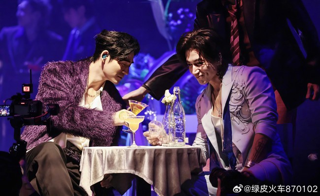 Dalam konser tersebut, Jerry Yan masih tampil bersama Vic Chou, Vanness Wu, dan Ashin MAYDAY. Lagu-lagu dan kebersamaan F3 sukses bikin para penggemar nostalgia. Foto: Weibo