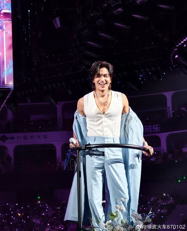 Dalam berbagai postingan penggemar, ia pun lagi-lagi memamerkan fisiknya yang kekar, kulit bercahaya, koreografi berenergi bahkan fan service. Foto: Weibo