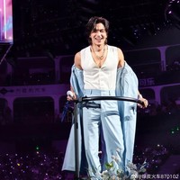 Dalam berbagai postingan penggemar, ia pun lagi-lagi memamerkan fisiknya yang kekar, kulit bercahaya, koreografi berenergi bahkan fan service. Foto: Weibo